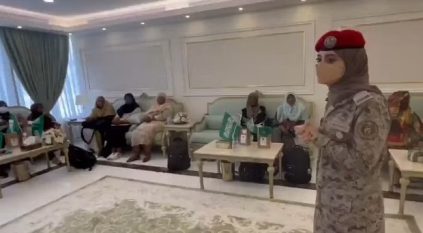 مجندة سعودية ترحب بسيدات عائدات من السودان: نحن هنا في خدمتكم