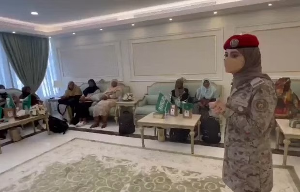 مجندة سعودية ترحب بسيدات عائدات من السودان: نحن هنا في خدمتكم