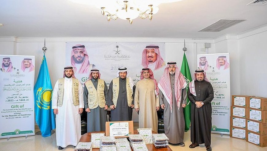 أطنان تمور ووجبات إفطار هدية خادم الحرمين الشريفين لـ 3 دول