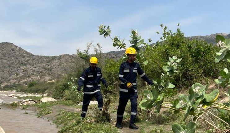 مدني جازان ينتشل شخصًا غرق في مجرى سيل