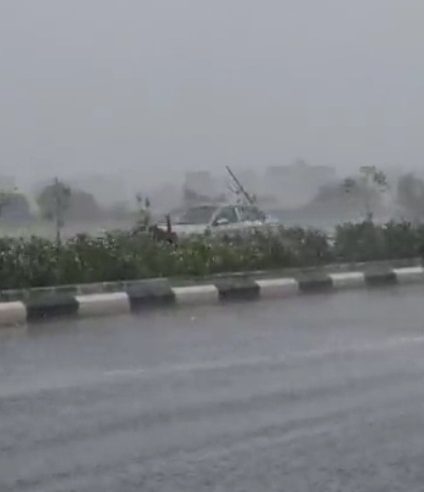 مشاهد لهطول أمطار غزيرة وصواعق بمحافظة أبو عريش