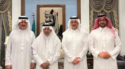 صورة حديثة للأمير خالد الفيصل مع أبنائه بندر وسلطان وسعود