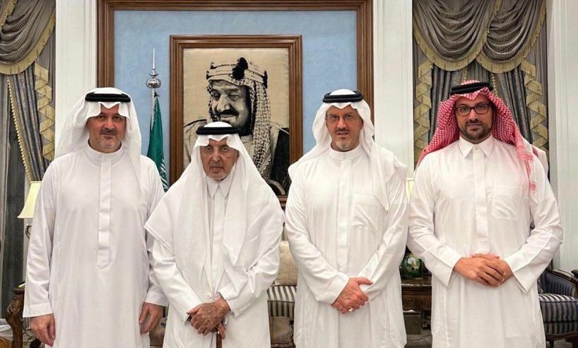 صورة حديثة للأمير خالد الفيصل مع أبنائه بندر وسلطان وسعود