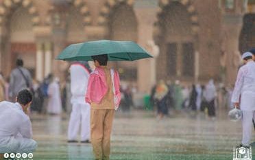لقطات لزخات المطر محملة بنسائم الخير داخل المسجد النبوي