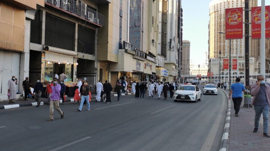 أجواء روحانية في شارع إبراهيم الخليل بجوار الحرم المكي