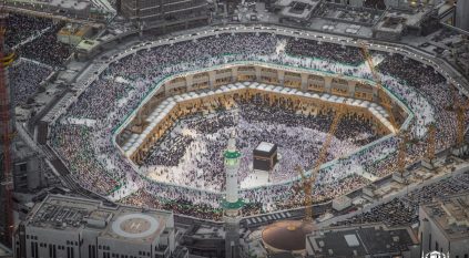 ساحات وأروقة المسجد الحرام تمتلئ بالمصلين ليلة 23 رمضان