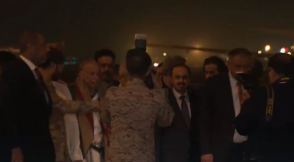 لقطات مباشرة لوصول ناصر هادي والأسرى اليمنيين إلى مطار الملك خالد