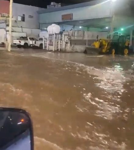 مشاهد لمياه الأمطار تغرق شوارع عفيف