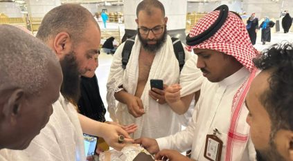 رئاسة الحرمين تهنئ المصلين بعيد الفطر وتوزع عليهم الحلويات