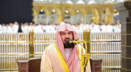 حذر من الانشغال بالتصوير.. السديس: صلاة التهجد بالحرمين الساعة 12:30 صباحًا