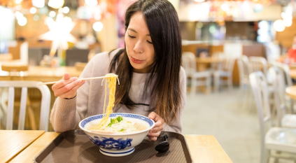 منع استخدام الهواتف في مطعم ياباني بسبب الشعرية