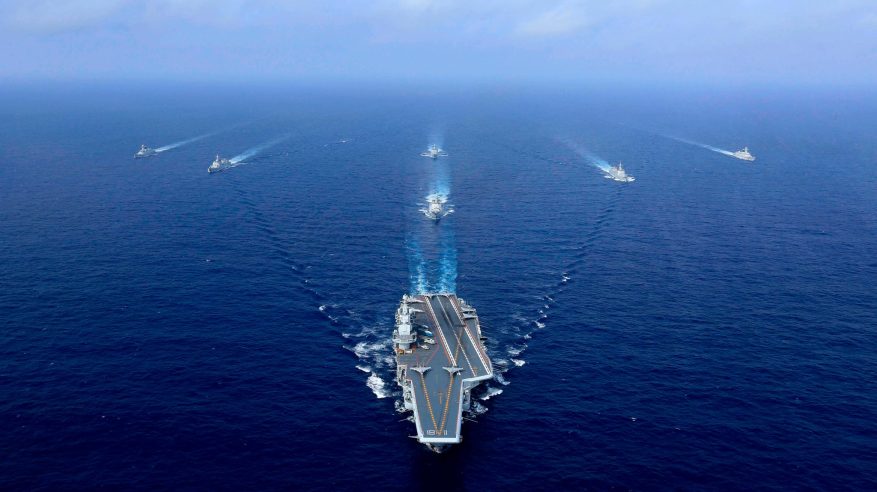 لحظة اعتراض سفينة صينية لمدمرة أمريكية بمضيق تايوان