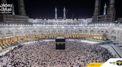 المعتمرون يستقبلون العشر الأواخر من رمضان خاشعين متضرعين