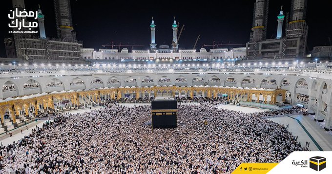 المعتمرون يستقبلون العشر الأواخر من رمضان خاشعين متضرعين