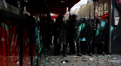 المحتجون في فرنسا يحرقون مطعم ماكرون المفضل