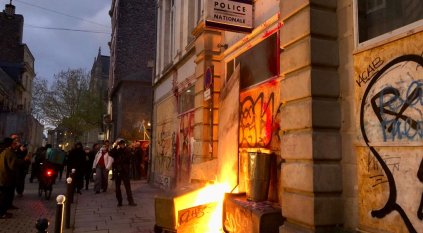متظاهرون يشعلون النار بمركز للشرطة بفرنسا