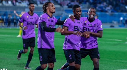 الهلال وأوراوا في مباراة فض الاشتباك