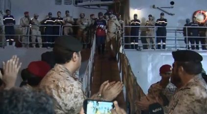 منسوبو الدفاع يستقبلون قائد سفينة جلالة الملك أبها بـ تصفيق حار