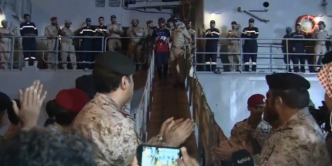 منسوبو الدفاع يستقبلون قائد سفينة جلالة الملك أبها بـ تصفيق حار