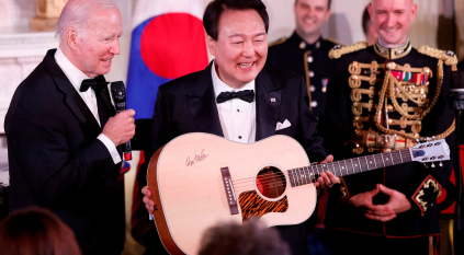 رئيس كوريا الجنوبية يغني لـ بايدن