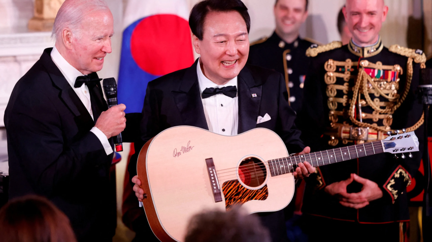 رئيس كوريا الجنوبية يغني لـ بايدن