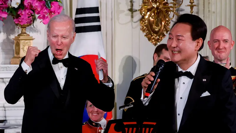 رئيس كوريا الجنوبية يغني وبايدن يشجع