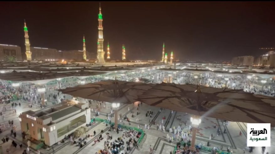المسجد النبوي يفتح المظلات تأهبًا لهطول الأمطار