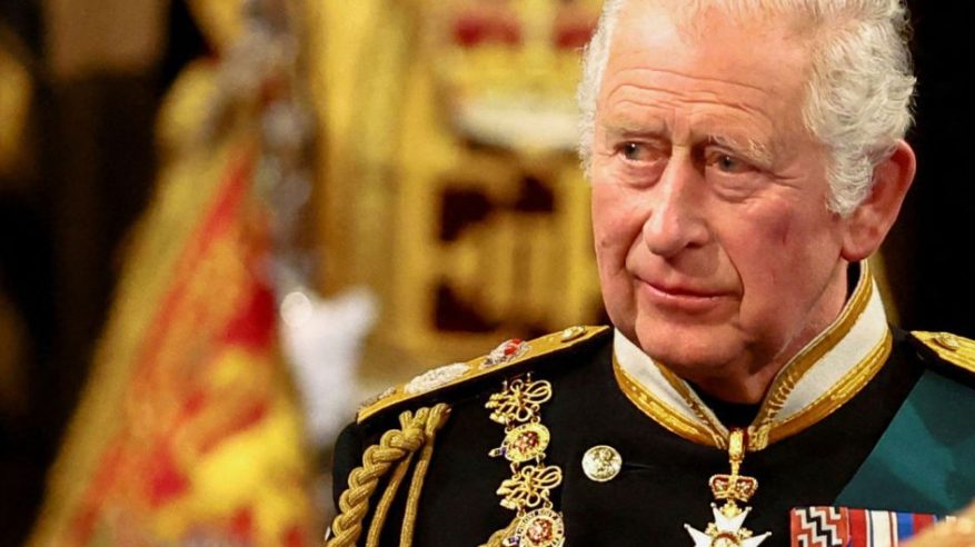 جلباب ذهبي أبرز ملابس الملك تشارلز خلال التتويج