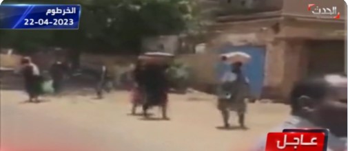 لحظة هروب نزيلات سجن أم درمان بعد تعرّضه لقصف مدفعي
