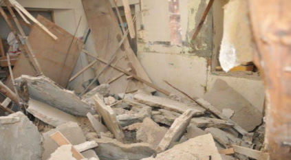 انهيار سقف منزل في صبيا وصاحبه يوثق المشهد