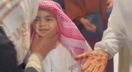 طفل يلفت الأنظار بتوزيعه الحلوى في الحرم المكي