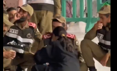 طفلة تخطف القلوب في المسجد الحرام بعد سكبها القهوة لرجال الأمن