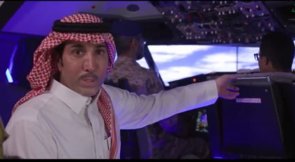 المالكي يحقق أمنية الطفل محمد بركوب الطائرة