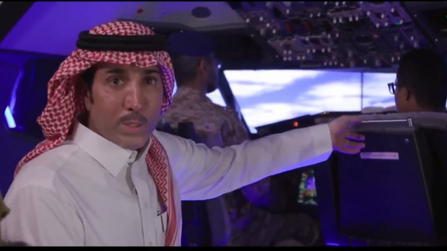 المالكي يحقق أمنية الطفل محمد بركوب الطائرة