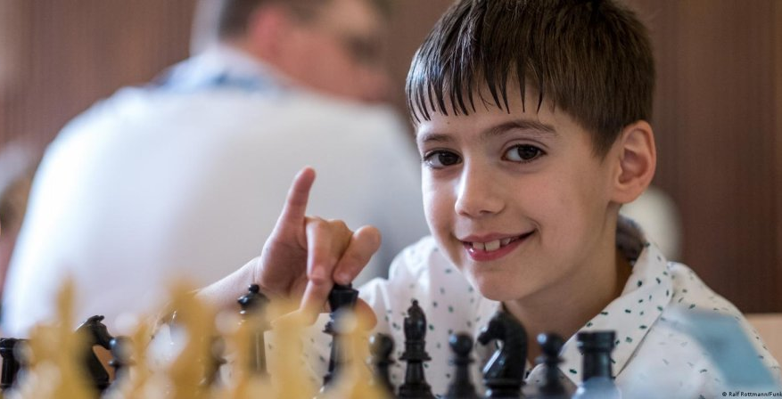 طفل سوري من لاجئ لأصغر لاعب الشطرنج بمنتخب ألمانيا