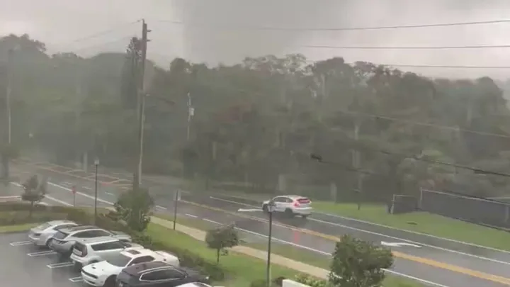 لقطات صادمة لـ إعصار أمريكي قوي يتسبب بطيران السيارات