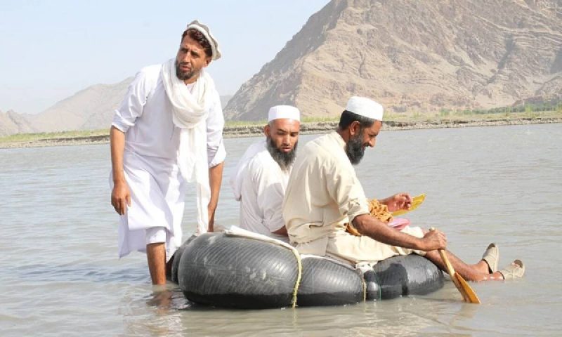 مشهد لا يصدق لمعلمين يسبحون إلى المدرسة في أفغانستان