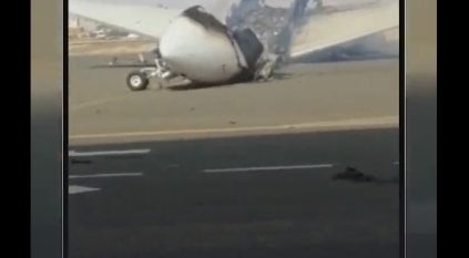 لقطات لطائرة أممية محترقة في مطار الخرطوم