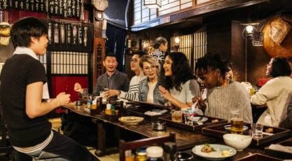 نادلة يابانية تقدم مشروبات مخلوطة بدمائها والمطعم يأخذ قراره