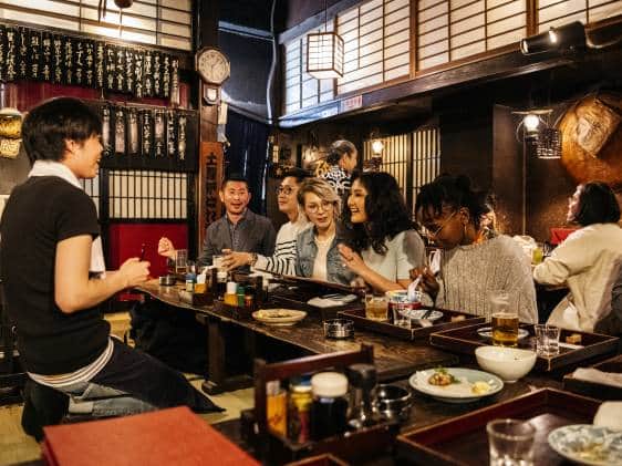 نادلة يابانية تقدم مشروبات مخلوطة بدمائها والمطعم يأخذ قراره