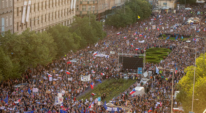 آلاف التشيكيين ينزلون للشوارع ضد الحكومة