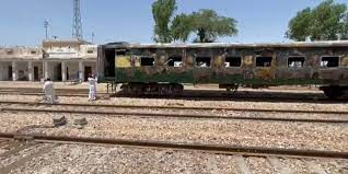 مقتل 7 في حريق نشب بقطار ركاب جنوب باكستان
