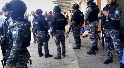 مسلحون يقتحمون محطة تلفزيونية في الإكوادور خلال بث مباشر