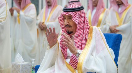 الملك سلمان يؤدي صلاة عيد الفطر في قصر السلام