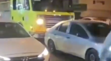 فيديو مستهجن.. قائد مركبة يتعمد عرقلة الدفاع المدني