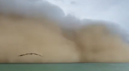 منظر مهيب لسحابة تطوف على بحر جيزان