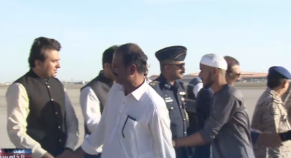لقطات لمغادرة رعايا باكستان قاعدة الملك عبدالله لبلادهم