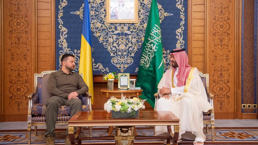 ولي العهد يؤكد لـ زيلينسكي دعم السعودية لجهود حل أزمة أوكرانيا