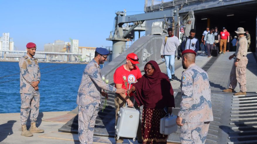 لقطات إنسانية لجهود حرس الحدود المقدمة لرعايا الإجلاء القادمين من السودان