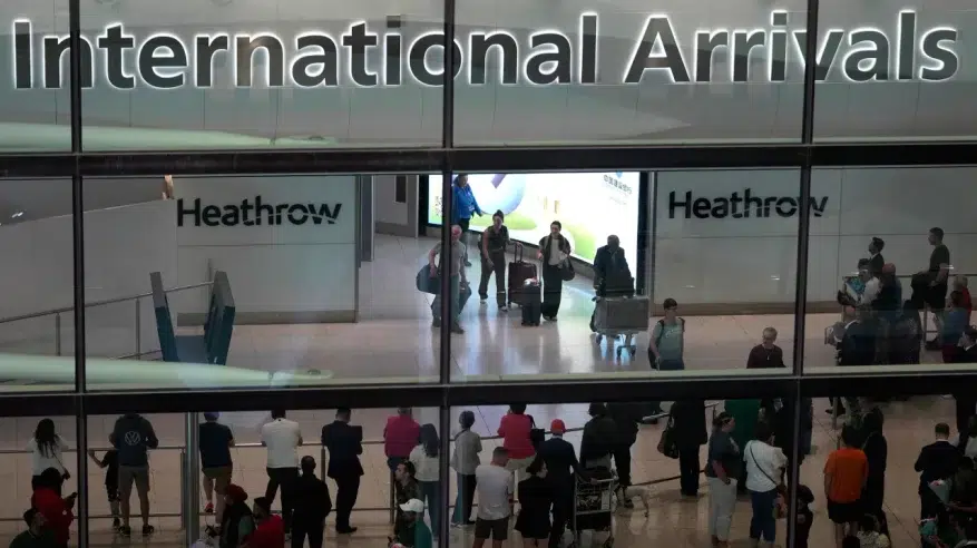 الفوضى تعم المطارات البريطانية بعد تعطل الأنظمة